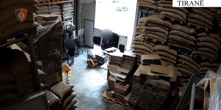 Arrestohen 2 magazinierë për vjedhjen e 40 mijë kg kafe