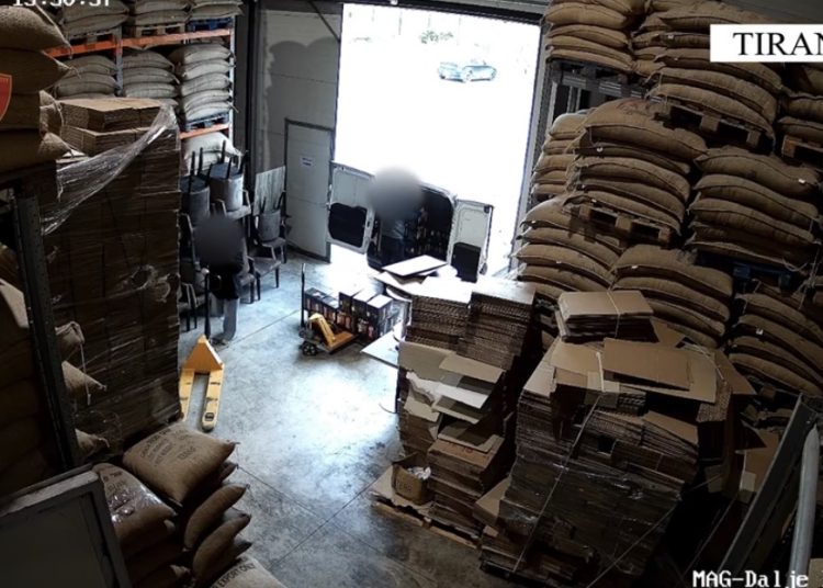 Arrestohen 2 magazinierë për vjedhjen e 40 mijë kg kafe