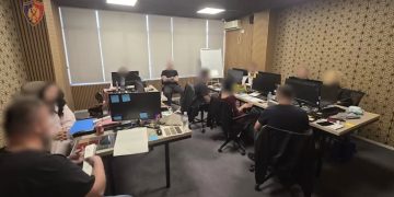 TIRANË/ Goditet skema e mashtrimit me bursa fiktive, zbulohet call center në apartament