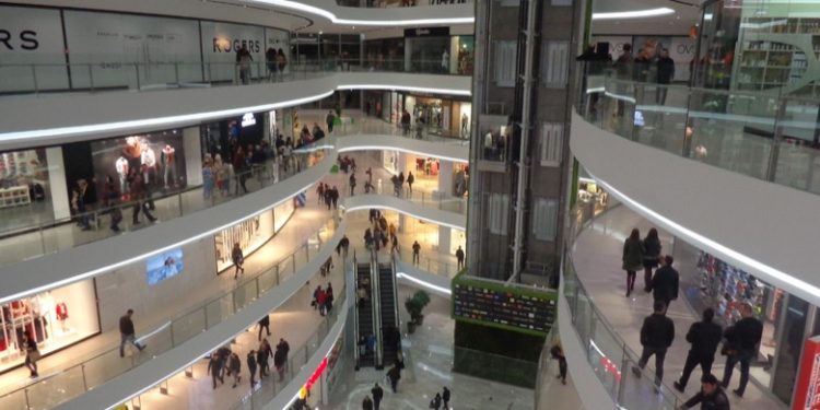 Alarm për bombë te Toptani Center, policia nis evakuimin e qytetarëve