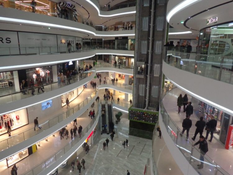Alarm për bombë te Toptani Center, policia nis evakuimin e qytetarëve