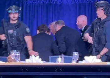 Qëllohet me armë në darkën e Trump me gazetarët, evakuohet Presidenti. Kush është autori