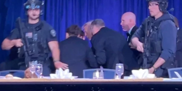 Qëllohet me armë në darkën e Trump me gazetarët, evakuohet Presidenti. Kush është autori