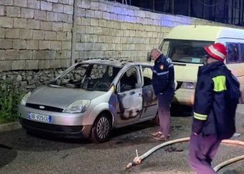 Digjet makina e gazetarit në Bulqizë, dyshohet zjarrvënie e qëllimshme