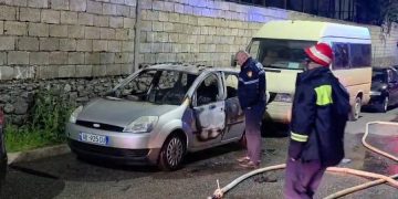 Digjet makina e gazetarit në Bulqizë, dyshohet zjarrvënie e qëllimshme