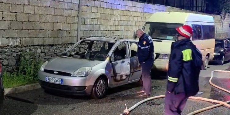 Digjet makina e gazetarit në Bulqizë, dyshohet zjarrvënie e qëllimshme