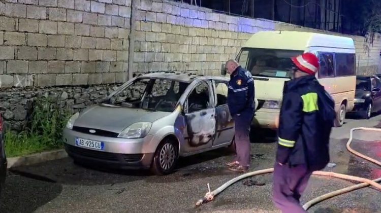 Digjet makina e gazetarit në Bulqizë, dyshohet zjarrvënie e qëllimshme