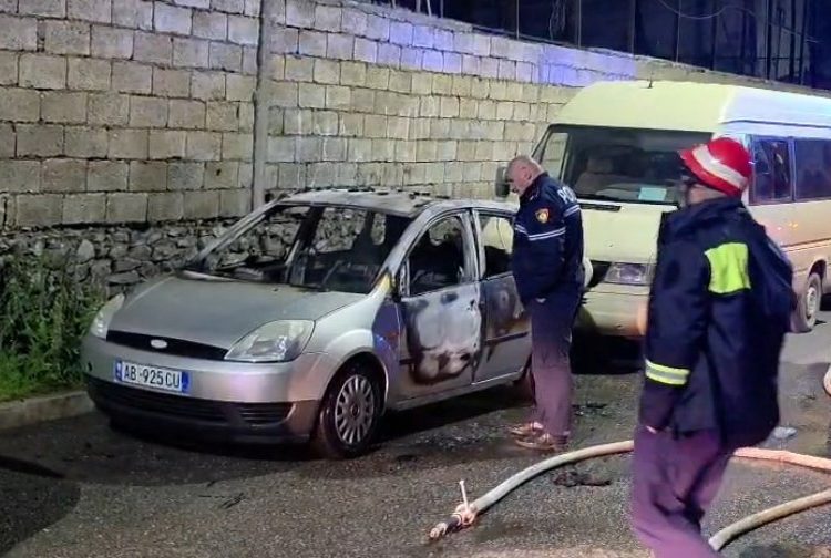 Digjet makina e gazetarit në Bulqizë, dyshohet zjarrvënie e qëllimshme