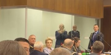 Ilir Meta paraqitet në gjykatë, nis seancën e parë të gjyqit me simbolin e shqiponjës