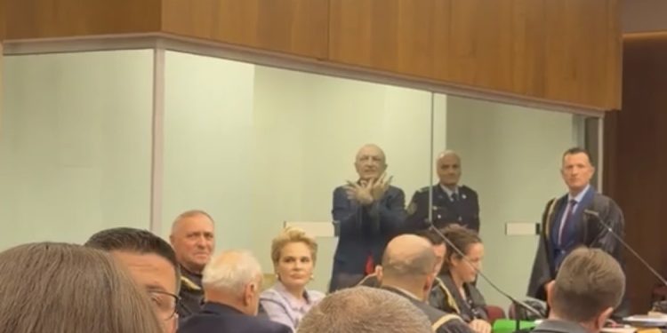 Ilir Meta paraqitet në gjykatë, nis seancën e parë të gjyqit me simbolin e shqiponjës