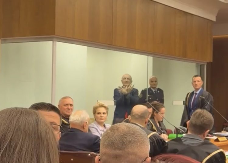 Ilir Meta paraqitet në gjykatë, nis seancën e parë të gjyqit me simbolin e shqiponjës