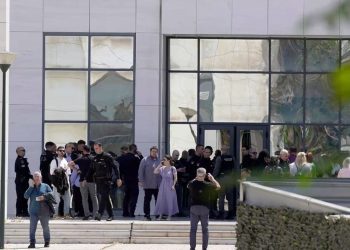 Të shtëna me armë në qendër të Athinës, disa të plagosur në dy sulme ndaj institucioneve publike