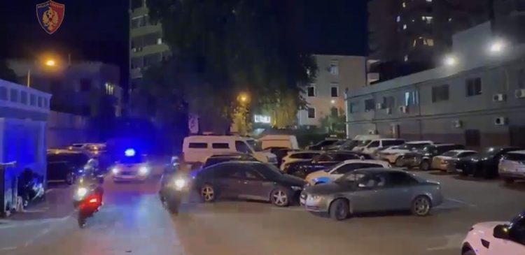 MDMA/ Operacion antidrogë në Tiranë, arrestohet një i ri dhe shpallen në kërkim dy të tjerë
