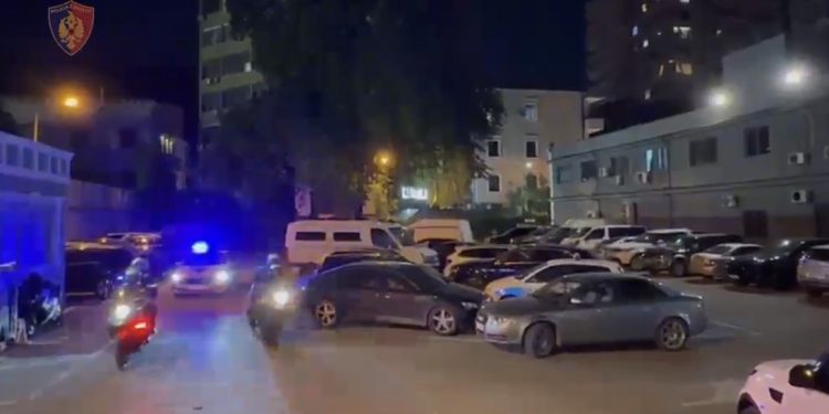 MDMA/ Operacion antidrogë në Tiranë, arrestohet një i ri dhe shpallen në kërkim dy të tjerë