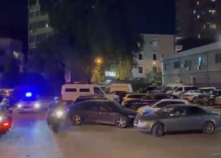 MDMA/ Operacion antidrogë në Tiranë, arrestohet një i ri dhe shpallen në kërkim dy të tjerë