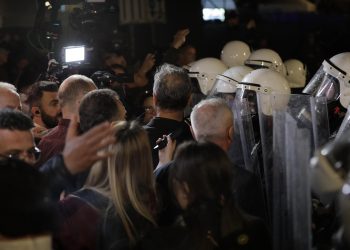 Çfarë thuhet në deklaratën e PD pas dhunës policore: Sumuan protestuesit me gaz, bomba dhe molotov