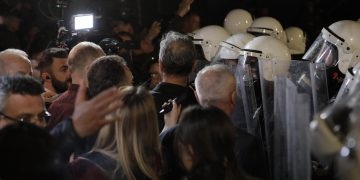 Çfarë thuhet në deklaratën e PD pas dhunës policore: Sumuan protestuesit me gaz, bomba dhe molotov