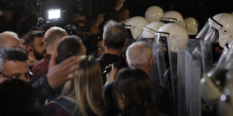 Çfarë thuhet në deklaratën e PD pas dhunës policore: Sumuan protestuesit me gaz, bomba dhe molotov