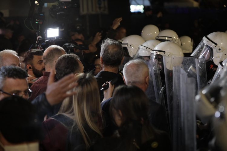 Çfarë thuhet në deklaratën e PD pas dhunës policore: Sumuan protestuesit me gaz, bomba dhe molotov