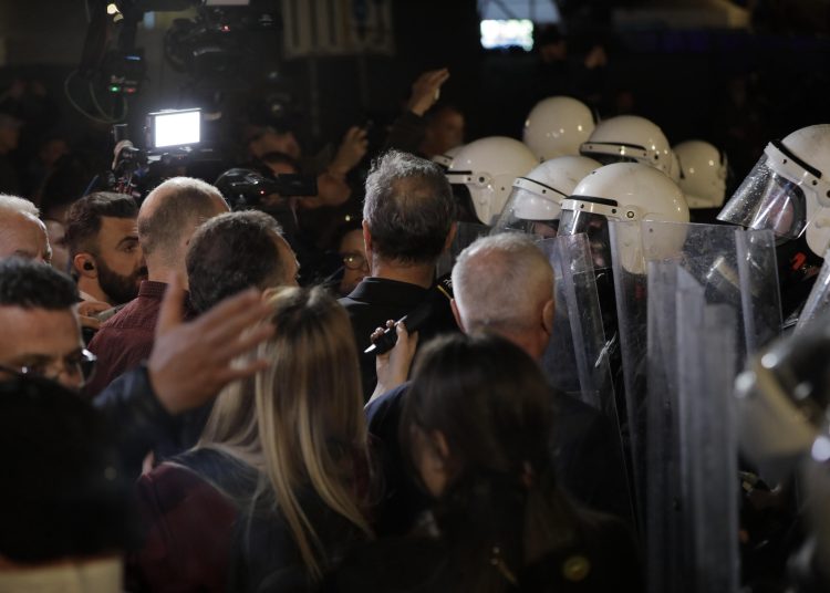 Çfarë thuhet në deklaratën e PD pas dhunës policore: Sumuan protestuesit me gaz, bomba dhe molotov