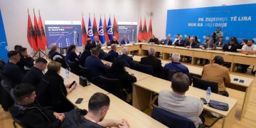 “PD, përgjysmim të ngarkesës fiskale mbi naftën dhe hetim për autoritetin e konkurrencës”