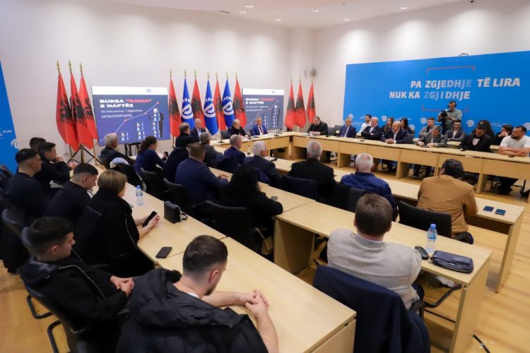 “PD, përgjysmim të ngarkesës fiskale mbi naftën dhe hetim për autoritetin e konkurrencës”