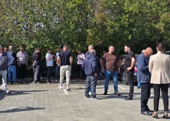 Qindra mbështetës të opozitës nisen drejt Tiranës për protestën e sotme