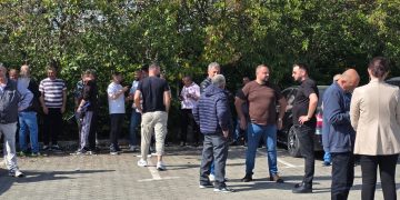 Qindra mbështetës të opozitës nisen drejt Tiranës për protestën e sotme