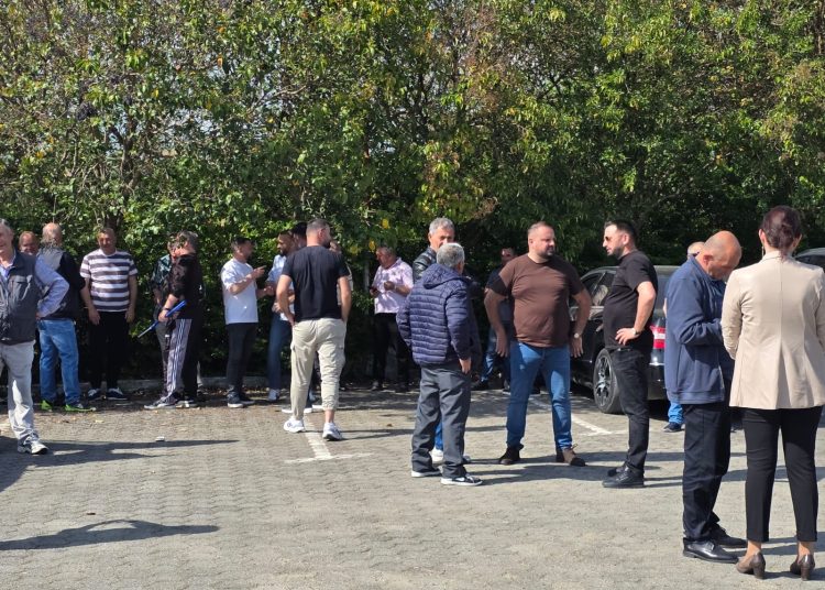 Qindra mbështetës të opozitës nisen drejt Tiranës për protestën e sotme