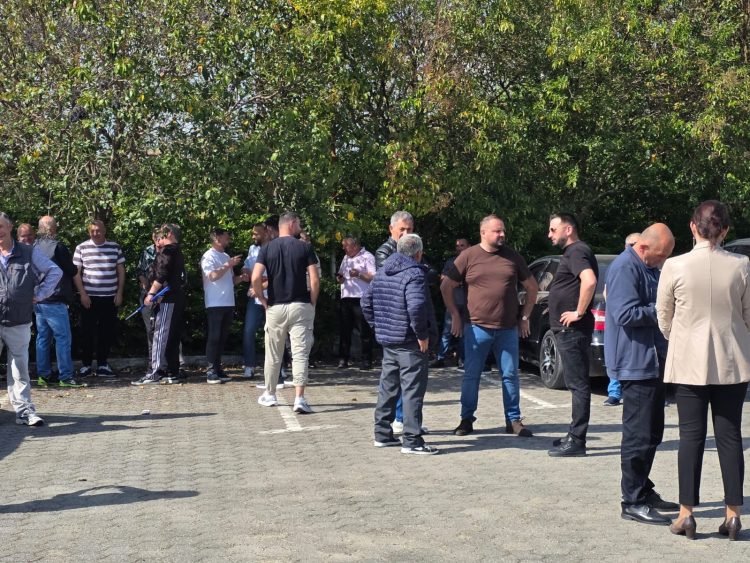 Qindra mbështetës të opozitës nisen drejt Tiranës për protestën e sotme