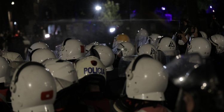 Policia arreston 11 protestues, 15 të tjerë në procedim. Mbrohen dhunuesit e Kalasë duke proceduar gazetarin