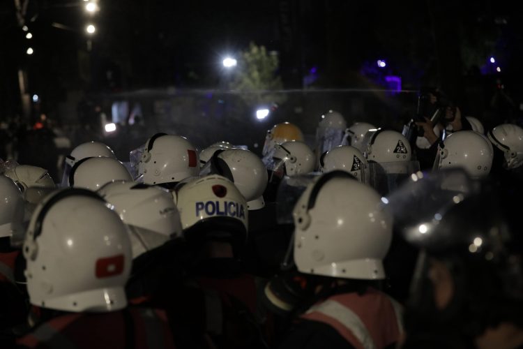 Policia arreston 11 protestues, 15 të tjerë në procedim. Mbrohen dhunuesit e Kalasë duke proceduar gazetarin