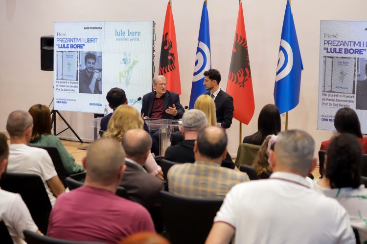 Andi Mustafaj promovon manifestin e tij ‘Luleborë’, Berisha: Është autor i një libri të jashtëzakonshëm