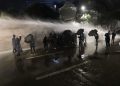 FOTO/ Momenti kur policia sulmon me ujë kryetarin e PD-së, Sali Berisha