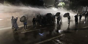 FOTO/ Momenti kur policia sulmon me ujë kryetarin e PD-së, Sali Berisha