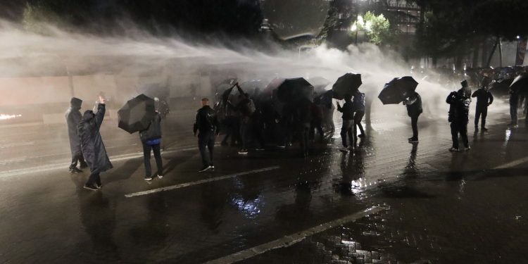 FOTO/ Momenti kur policia sulmon me ujë kryetarin e PD-së, Sali Berisha