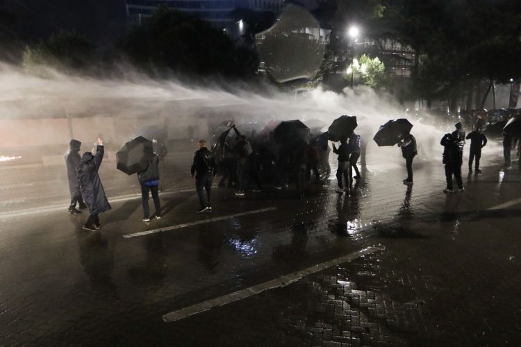 FOTO/ Momenti kur policia sulmon me ujë kryetarin e PD-së, Sali Berisha