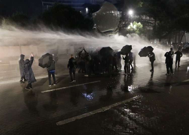 FOTO/ Momenti kur policia sulmon me ujë kryetarin e PD-së, Sali Berisha