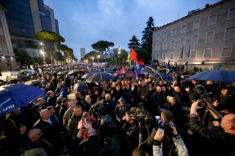 Mijëra mbështetës të opozitës protestojnë para zyrës së Ramës