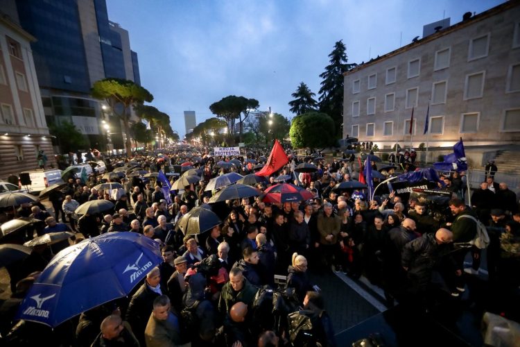 Mijëra mbështetës të opozitës protestojnë para zyrës së Ramës