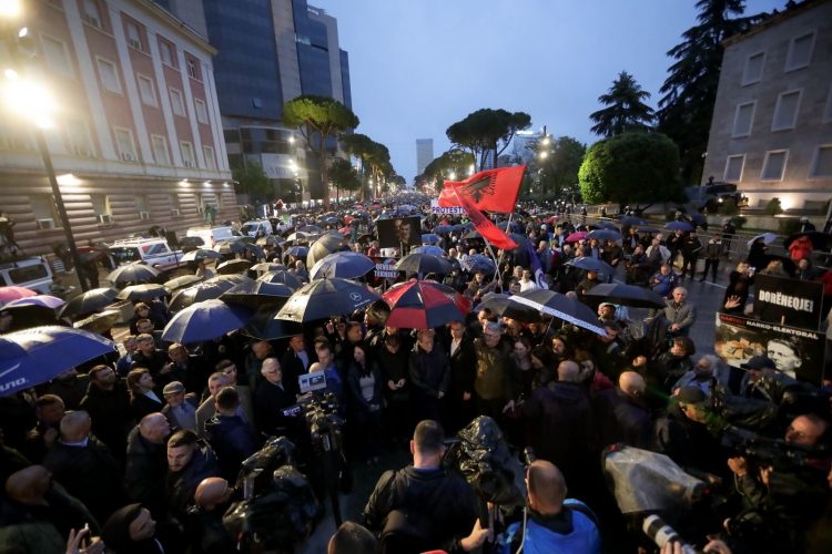 Mijëra mbështetës të opozitës protestojnë para zyrës së Ramës