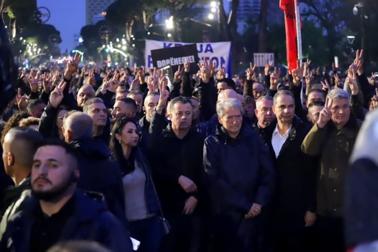 Mijëra mbështetës të opozitës protestojnë para zyrës së Ramës
