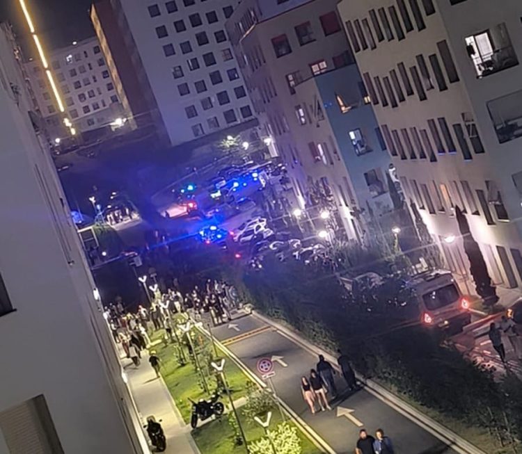 Zjarri përfshin një pallat te ‘Ali Demi’ në Tiranë