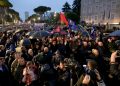Mijëra mbështetës të opozitës protestojnë para zyrës së Ramës