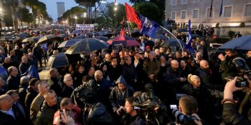 Mijëra mbështetës të opozitës protestojnë para zyrës së Ramës