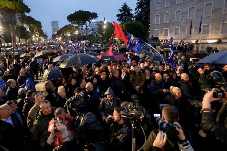 Mijëra mbështetës të opozitës protestojnë para zyrës së Ramës