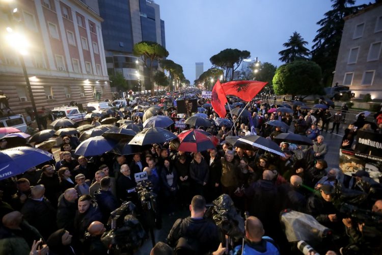 Mijëra mbështetës të opozitës protestojnë para zyrës së Ramës