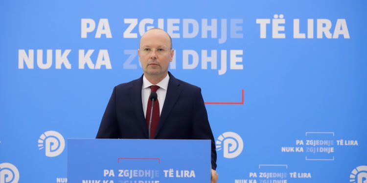 Degët e PD, gati për zgjedhjen e kryetarit, 77 degë referendum për Berishën