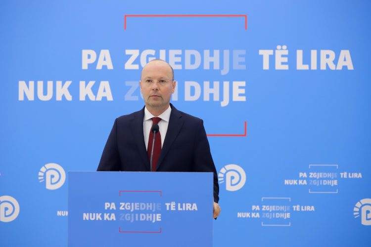 Degët e PD, gati për zgjedhjen e kryetarit, 77 degë referendum për Berishën