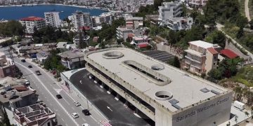 SARANDË/ Ndërtohet parkingu i parë publik në qytet. Në Tiranë a Durrës bashkia do bënte kullë